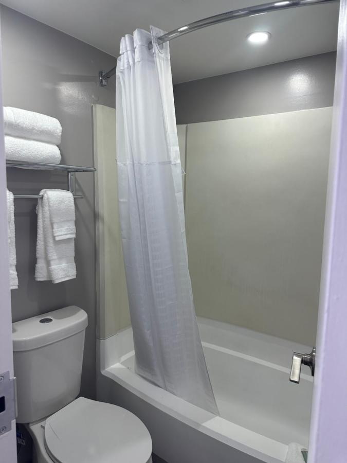 Super 8 By Wyndham Baltimore Northwest Exterior photo
